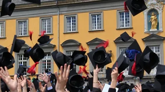 Abschluss mit Münze feiern