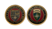 Goldfarbener Nato Coin personalisiert geprägt in Sandstrahl Finish und mit Emaille verziert.