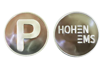 Vorder- und Rückansicht der Parkmünzen Hohenems