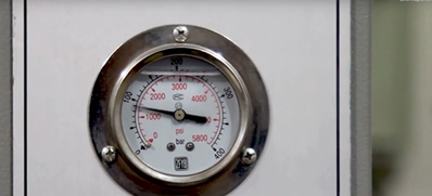 Vorbereitung der Maschine für das Prägen des individuellen Motivs