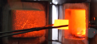 Schmelzen von 24-karätigem Gold zur Herstellung von Rohlingen für die Prägung personalisierter Goldmünzen