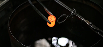 Schmelzen von Feingold zur Herstellung von Rohlingen für die Prägung personalisierter Goldmünzen