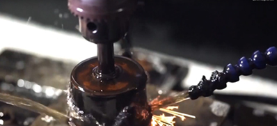 Zuschneiden der Rohlinge und Abkühlen des Metalls vor dem kundenspezifischen Stanzen